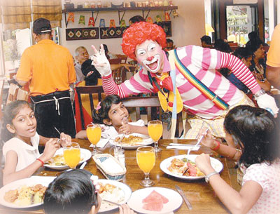 马来西亚华人从事小丑行业 将娱乐带给群众