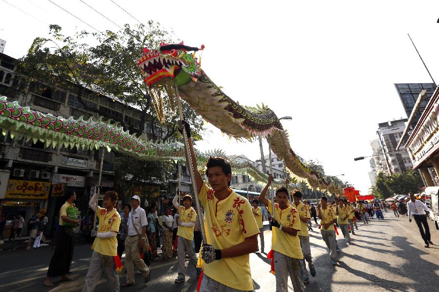 缅甸仰光唐人街举行狮龙巡游欢庆新春