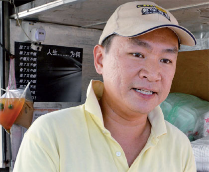 放弃五位数薪水 马来西亚华裔卖臭豆腐创业