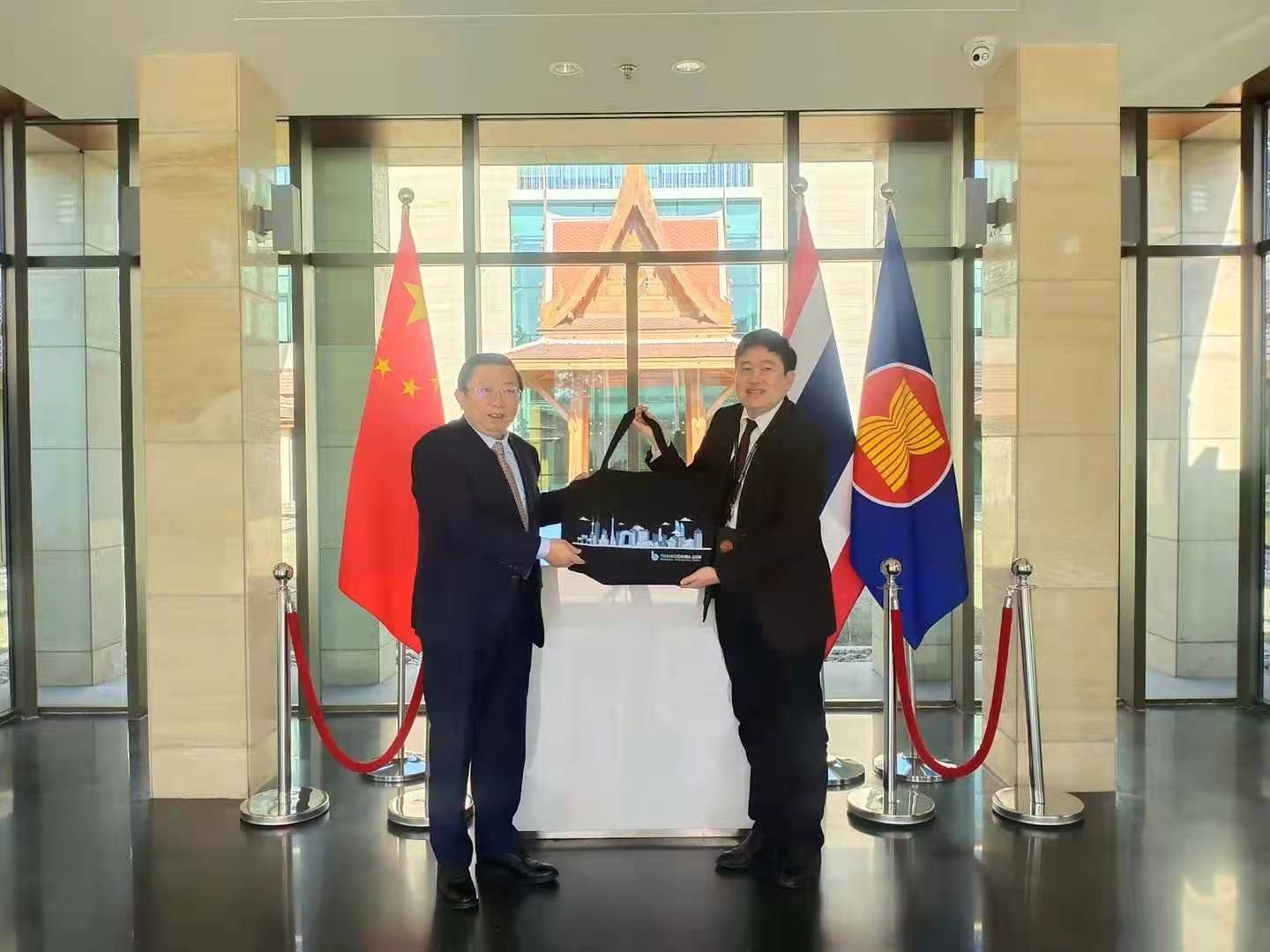 Xu Ningning met with the Thai ambassador to China