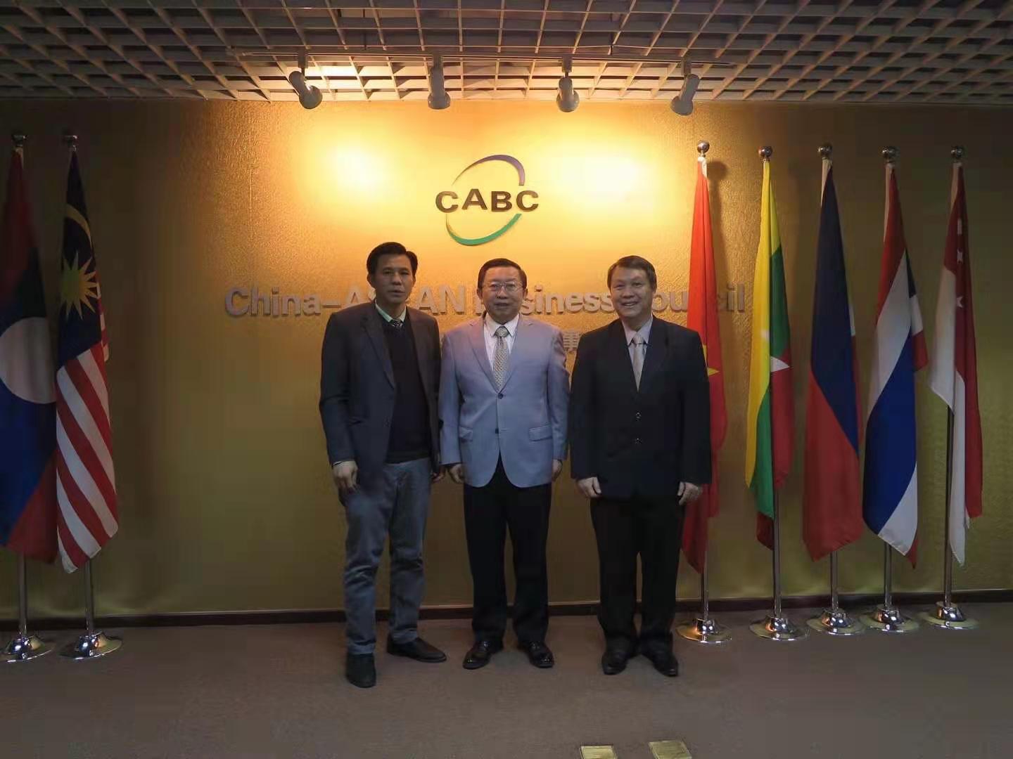 Xu Ningning met with met with the outgoing commercial counselor and the incoming commercial counselor of the Lao Embassy in China