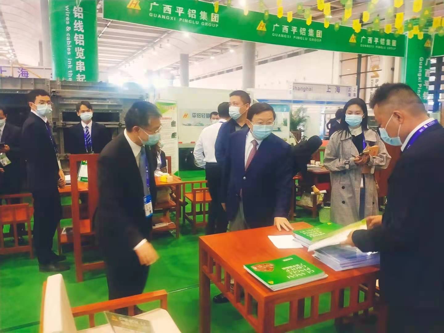 Mr. Xu Ningning was invited by Qin Zhanxue, chairman of the China Building Materials Circulation Association, to visit the building materials exhibition area